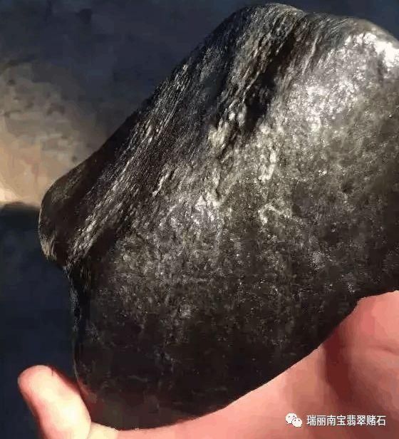 黑点常常是铬铁矿被硬玉交代后的残余,黑斑常是角闪石团块,黑丝是角