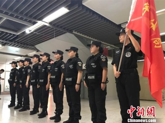全国首支地铁警方女子巡防队亮相南京 日巡逻三万余步