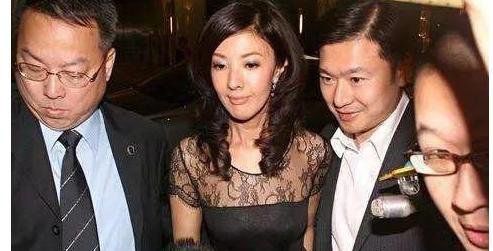 李嘉欣姐姐,李嘉明貌不惊人却挤走老公原配,嫁十亿豪门