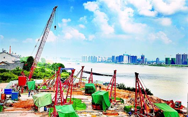 伍家岗长江大桥南岸建设有序推进