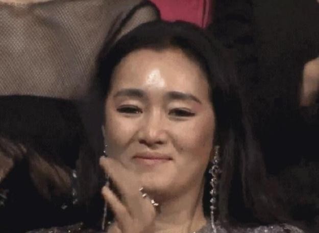 第四次落泪!张艺谋获金马奖最佳导演 台下巩俐面带微笑眼含热泪