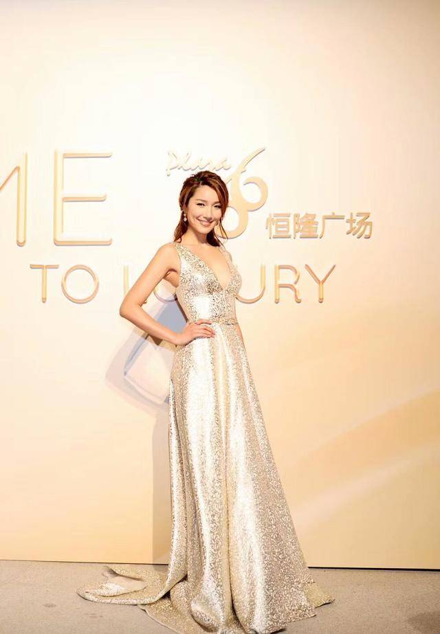 李亚男现身上海恒隆广场,唯美大方娇艳动人