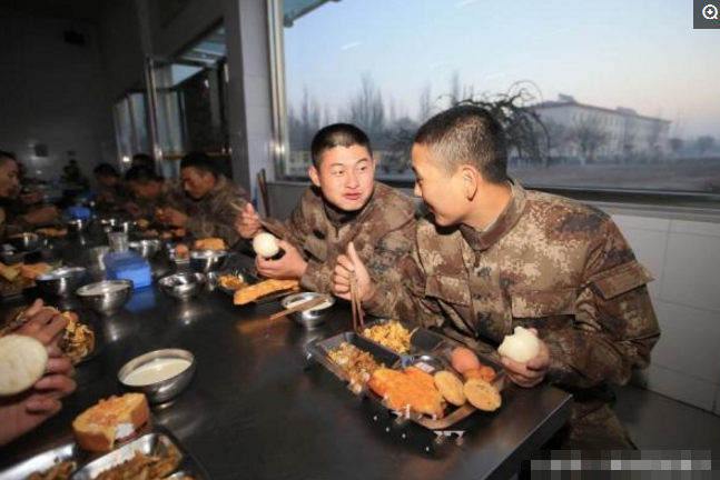 实拍:部队的早餐伙食,堪比星级套餐!