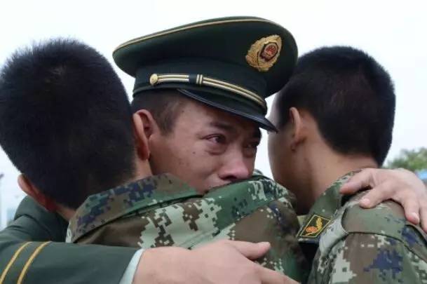 感人至深!此刻,百万铁骨铮铮,连死都不怕的中国军人,却在抱头痛哭!