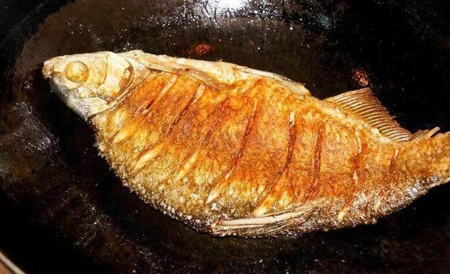 煎鱼用热油还是冷油下锅?撒一点这个在鱼身上,不碎不破皮!