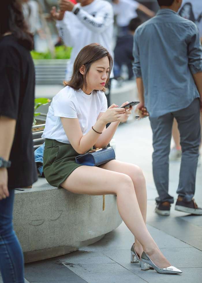 小羽街拍:短裤美女逛累坐着休息, 大长腿白迷人!