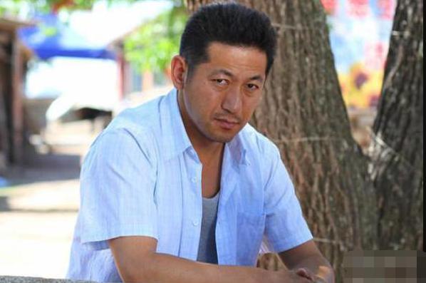 之后赵本山为了培养郭铁城,捧红这位"人才",在自己主演的乡村爱情