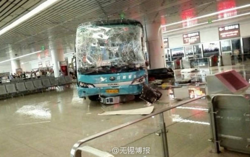 无锡汽车客运站一大巴冲进候车室致5伤 原因调查中(图