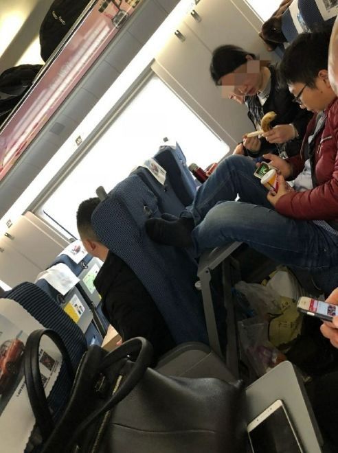 西成高铁被网友举报:车厢环境差,乘务人员服务态度不好