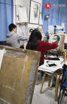 搞笑gif内涵图:滚一边去,打个手枪都不会,要你干吗?
