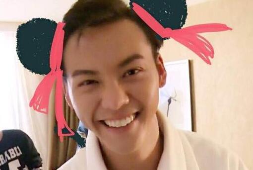 陈伟霆又被粉丝玩儿坏了 帅气滑水变哪吒闹海