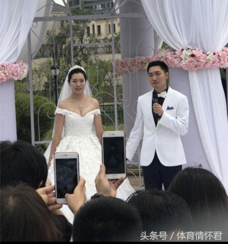 而今天来参加李晓霞婚礼的刘诗雯,身穿一身艳丽红色的礼服惊艳亮相
