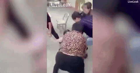 几名女子按住小三的手脚,其余人开始扒衣服,裤子,连内衣都被扯掉了.