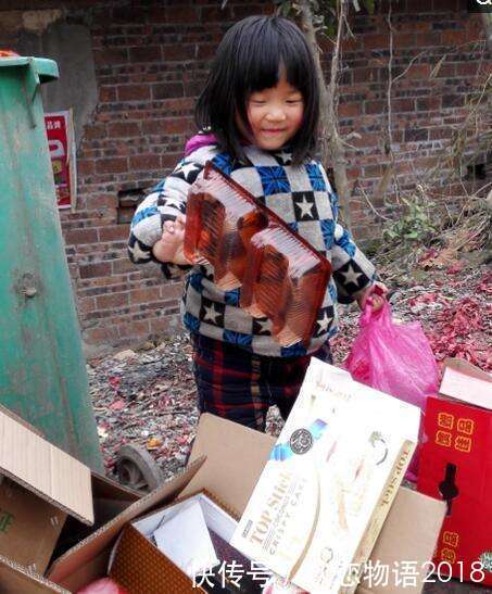 5岁小女孩每天和爷爷一起捡垃圾为生,但是依然笑容满面!