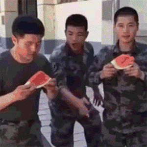 搞笑gif:女孩一夜变成女人;经过是