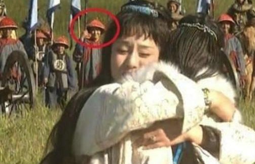 《康熙王朝》中的穿帮镜头,远处的那位群演是不是在笑,真是的不能严肃