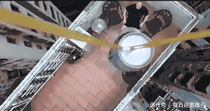 搞笑gif图:姑娘的表情好搞怪,咱能矜持一点吗?