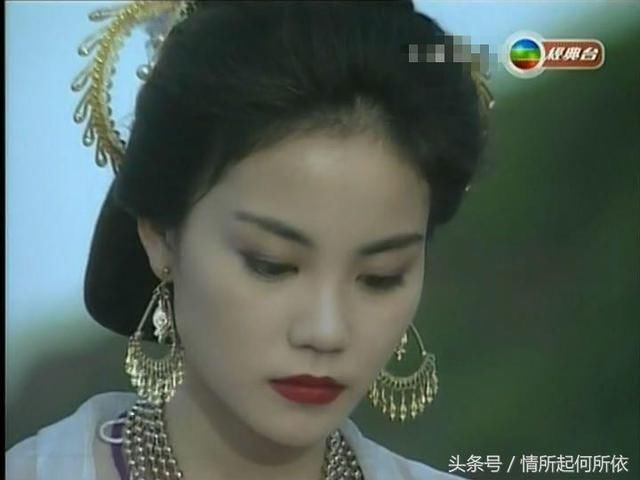 流传最广的大概就是王家卫电影《天下无双》里,她带着瓜皮帽的男装