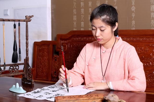 好毛笔固然重要,但是执笔的姿势不对,那可耽误书法进步了