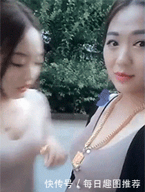 美女你这是在炫耀什么呢,项链谁送的啊?