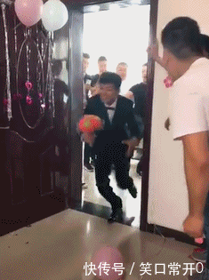 搞笑幽默的动态图gif 大哥你样 你媳妇会不会打你啊