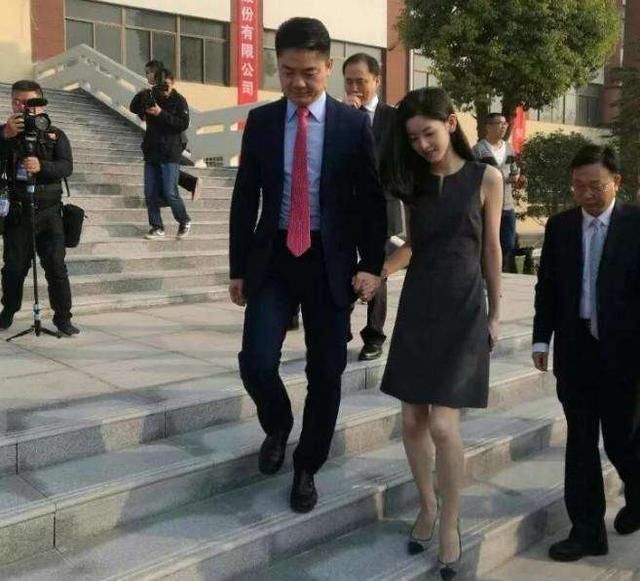 服了章泽天!身材瘦小也敢穿深v连衣裙,网友:刘强东怎么看