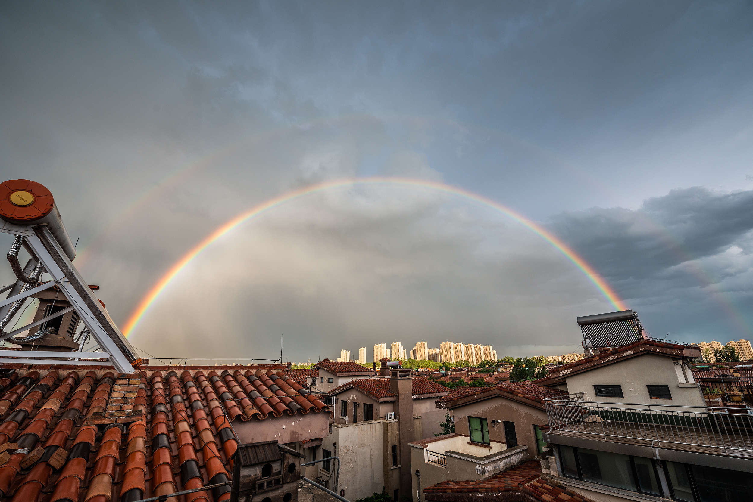 2021年5月26日下午,北京,雨后现双彩虹景观.