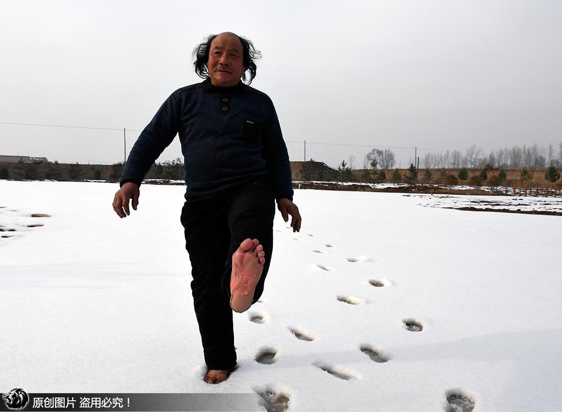 正值深冬,他赤脚在雪地里行走.