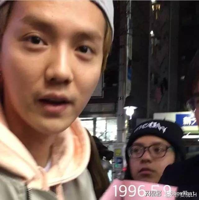 粉丝评论直呼,一定要好好休息啊 虽然不化妆的鹿晗丢在人群中也就是