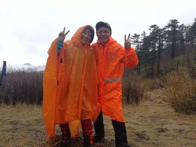 在徒步中碰到下雨的可能性很大,有一件雨衣会让你免去淋雨之苦.