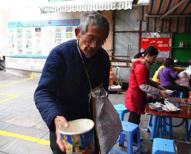 乞丐到店乞讨,老板欲赶出,店员于心不忍给碗粥,才知身份不一般