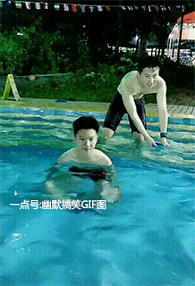 爆笑gif:小姐姐学于谦抽烟,这表情真是迷人!