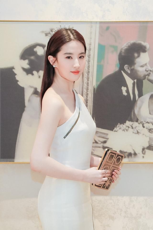 杨幂,刘亦菲,angelababy,唐嫣,古力娜扎和迪丽热巴谁能把白裙穿出仙气