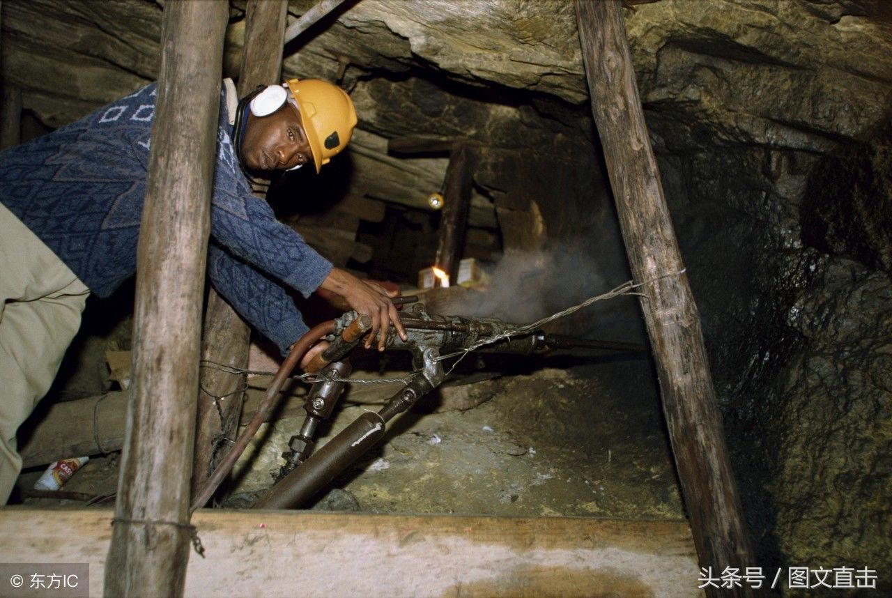 这是位于菲律宾北部萨勒马宁村的一个黄金矿井里采矿工人工作时的