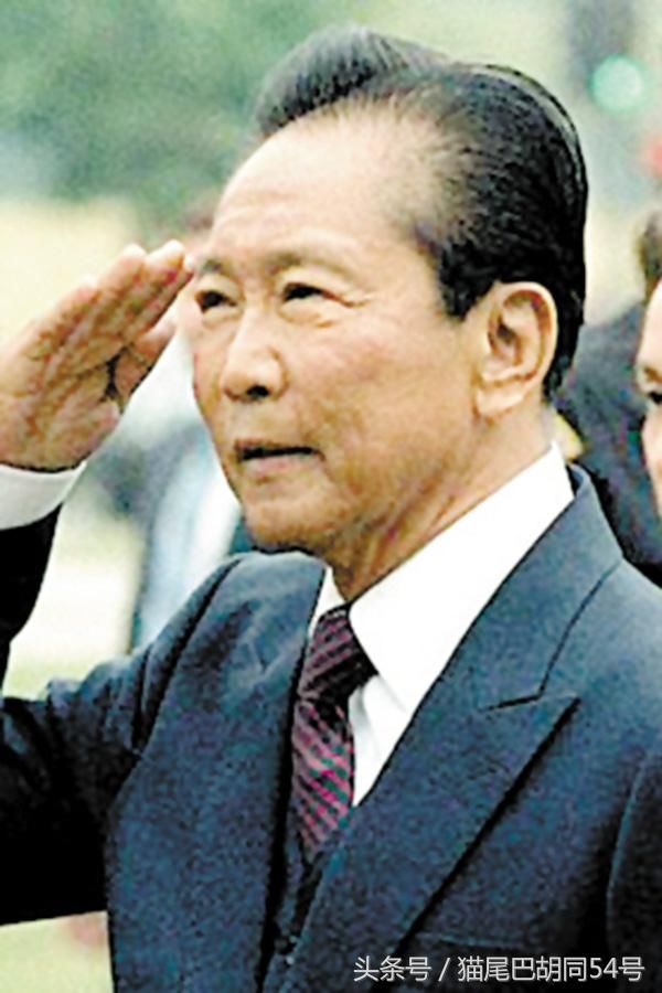 1个华人,连任4届总统,独裁统治菲律宾22年,2016年魂归