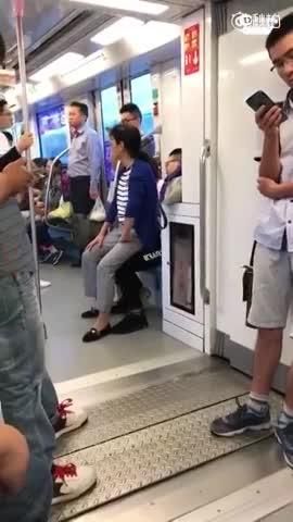 最近这几年,老人在公交车,地铁抢座的现象屡见不鲜.