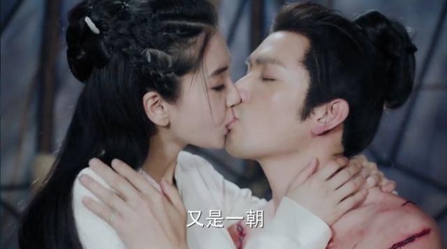 然而在《孤芳不自赏》中,杨颖和钟汉良的吻戏那是相当逼真啊,而且