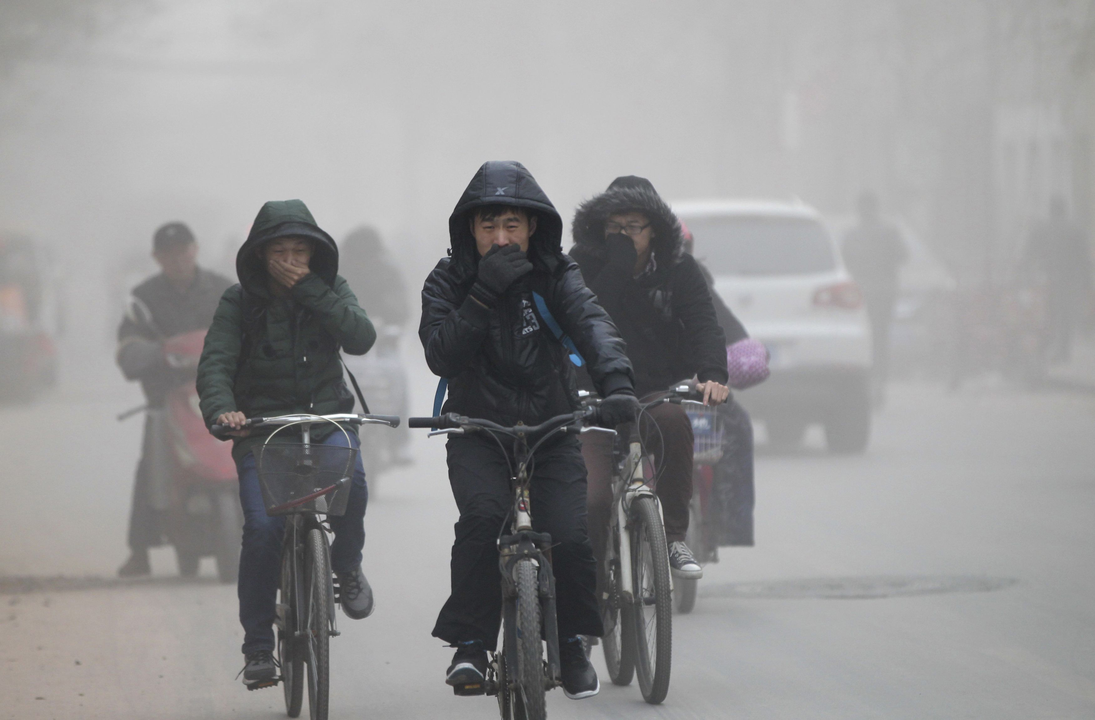 雾霾天气还可导致近地层紫外线的减弱,使空气中的传染性病菌的活性
