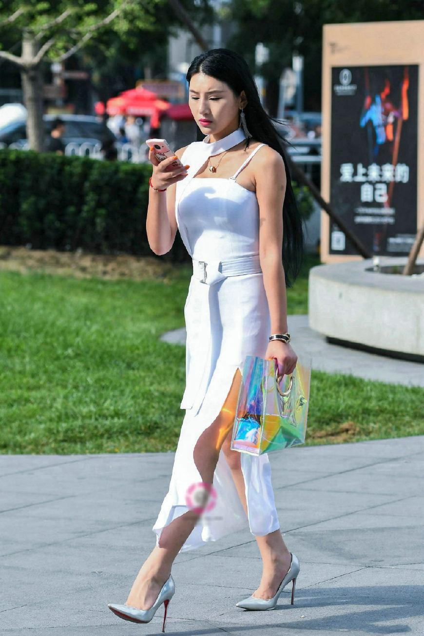 衣冠楚楚的白色女子,一双高跟鞋是那么得大气昂贵