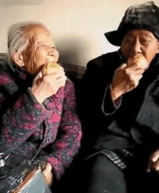 美女给爷爷奶奶买煤球面包,爷爷接过面包后的表情亮了