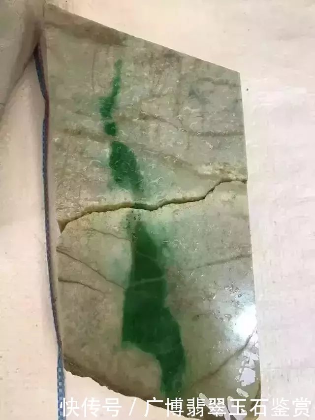 翡翠土豪斥重金,买块"一人多高"的翡翠原石,带子绿显而易见!