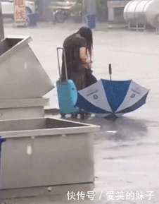 姑娘,你那超短裙有异物,快回家换一条吧,看着太尴尬了