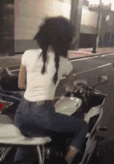 笑话趣图: 妹子,麻烦你让一下,我要过去