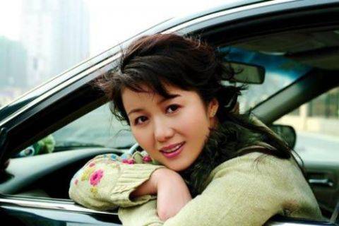 而杜志国的现任妻子郑卫莉很多观众应该也是很熟悉的,郑卫莉是一位