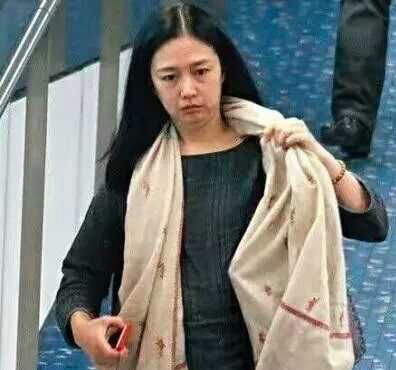 这是年轻时候的朱丽倩,长得真的是特别的漂亮,难怪我们的刘天王最后