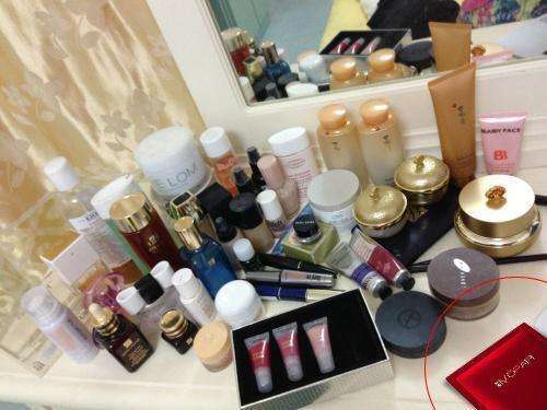 杨幂之前还在家里照过自己的梳妆台,那可是满满的一屋子的化妆品啊.