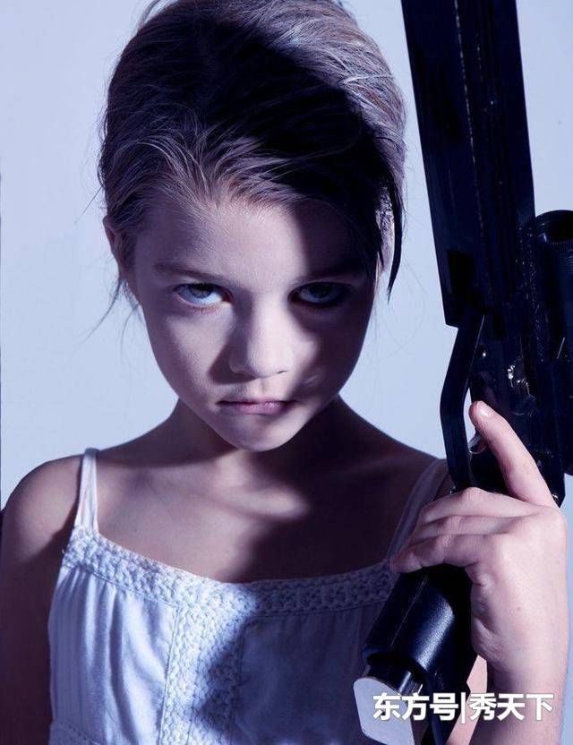 这名持枪的外国小女孩,眼神超杀又霸气,真的是太酷了!