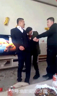 搞笑gif 这洞房闹的,夺妻之恨的感觉!