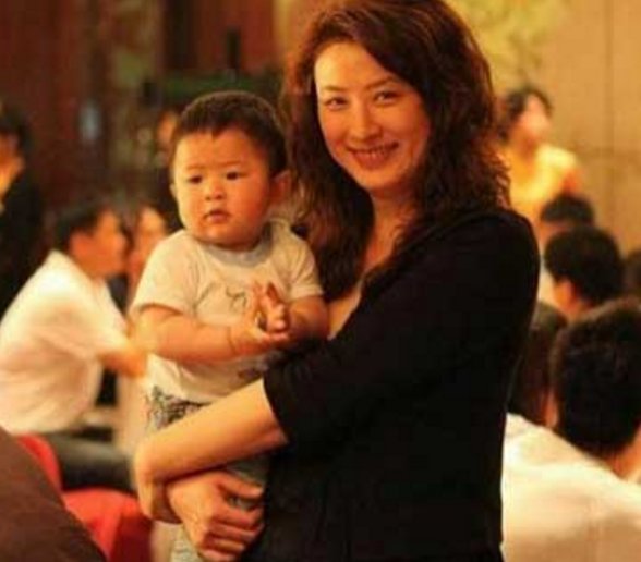 王志文和42岁有钱老婆近照,妻子是兰博基尼董事长