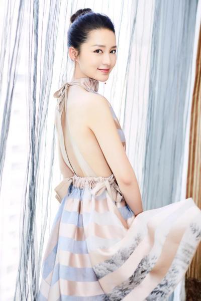 李沁《楚乔传》发布会 小露美背展少女式性感